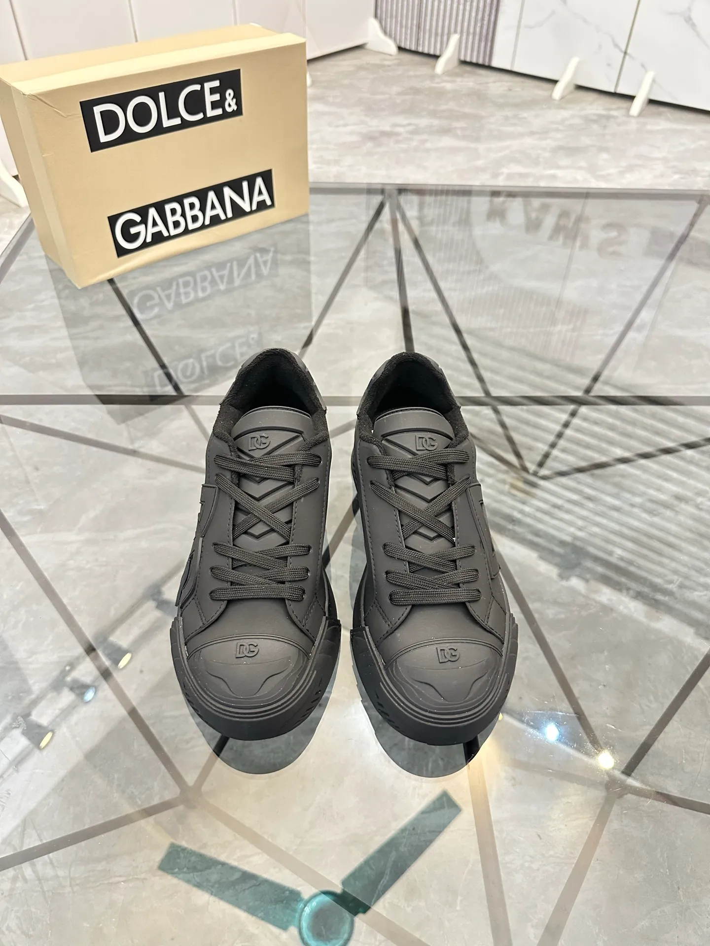 Men's shoes for sale 💰: 💰P500¥ Product trademark: DG* "Dolce & Gabbana*" low-cut casual shoes Regular size: 35-45 (can be customized to 46) Couple style Product material: imported silk leather upper, breathable lining, original outsole. Number: 803